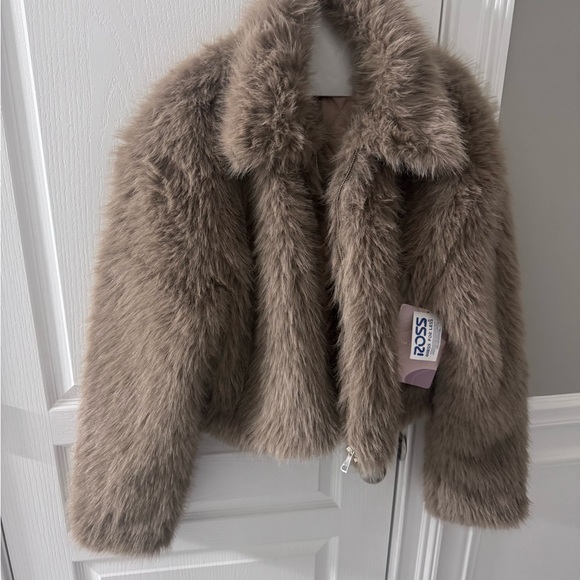 Luxurious Faux Fur Women's Jacket - Tan - Picture 5 of 7